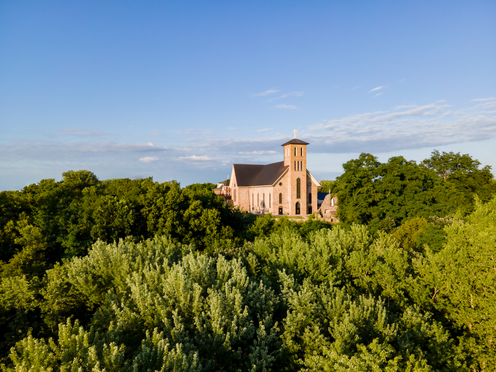 Photo aérienne pittoresque d'une église historique entourée de verdure luxuriante à Eau Claire, WI.